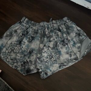 8 Reg multi blue color hotty hots Lululemon